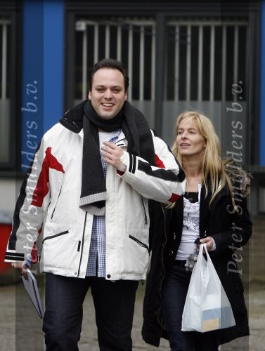Rotterdam 4 december 2006
Frans en Mariska Bauer verlaten het Ikazia ziekenhuis na operatie aan stembanden.