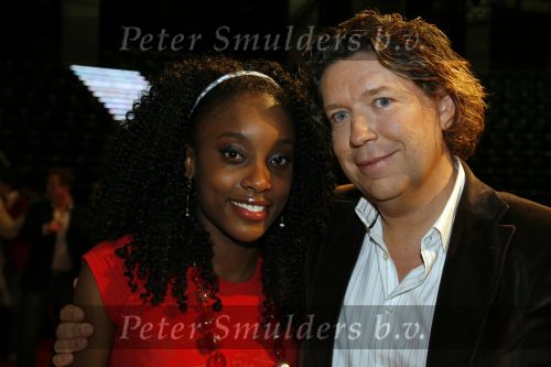 Hilversum 27 december 2006
X factor deelneemster Genelva met Henkjan Smits.
