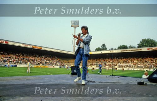 Eindhoven, 1985
Gerard Joling tijdens een optreden in het PSV Stadion