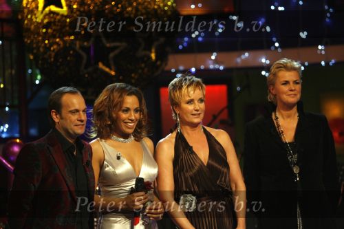 Hilversum 18 december 2006
Singing with the stars bij life & cooking . Carlo Boszhard Irene Moors en Glennis Grace en Inge Ipenburg