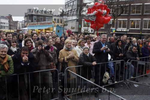 Utrecht 21 december 2006
Dennis Munninghoff en Franki Waldron trouwen in het glazen huis waar Giel Beelen Sander Lantinga en Gerard Ekdom 6 dagen plaatjes draaienvoor het goede doel van het rode kruis.