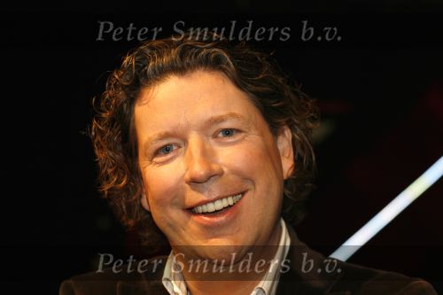 Hilversum 27 december 2006
Wendy van Dijk bij de presentatie van de finaliste van The X factor. Met de jury Henkja Smits Henk Temming en Marianne v Wijnkoop