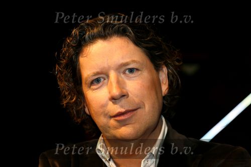 Hilversum 27 december 2006
Wendy van Dijk bij de presentatie van de finaliste van The X factor. Met de jury Henkja Smits Henk Temming en Marianne v Wijnkoop
