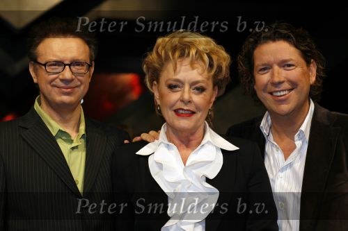 Hilversum 27 december 2006
Wendy van Dijk bij de presentatie van de finaliste van The X factor. Met de jury Henkja Smits Henk Temming en Marianne v Wijnkoop