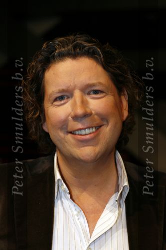 Hilversum 27 december 2006
Wendy van Dijk bij de presentatie van de finaliste van The X factor. Met de jury Henkja Smits Henk Temming en Marianne v Wijnkoop