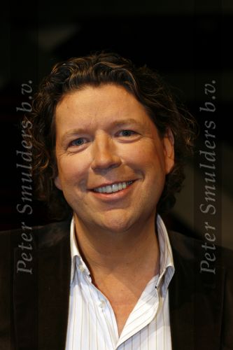 Hilversum 27 december 2006
Wendy van Dijk bij de presentatie van de finaliste van The X factor. Met de jury Henkja Smits Henk Temming en Marianne v Wijnkoop