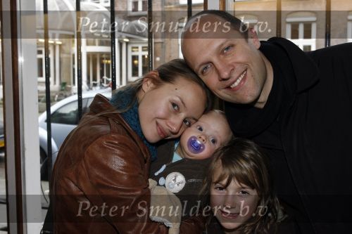 Amsterdam 28 december 2006
Premiere de reuzenkrokodil. Hugo Metsers met vriendin en dochter en zoontje