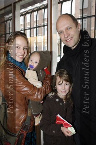Amsterdam 28 december 2006
Premiere de reuzenkrokodil. Hugo Metsers met vriendin en dochter en zoontje