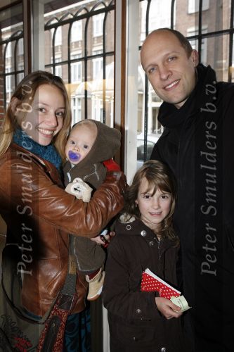 Amsterdam 28 december 2006
Premiere de reuzenkrokodil. Hugo Metsers met vriendin en dochter en zoontje