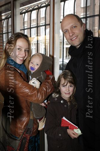 Amsterdam 28 december 2006
Premiere de reuzenkrokodil. Hugo Metsers met vriendin en dochter en zoontje