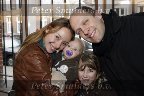 Amsterdam 28 december 2006
Premiere de reuzenkrokodil. Hugo Metsers met vriendin en dochter en zoontje
Peter Smulders bv
