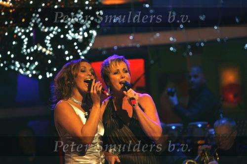 Hilversum 18 december 2006
Singing with the stars bij life & cooking .   Glennis Grace en Inge Ipenburg