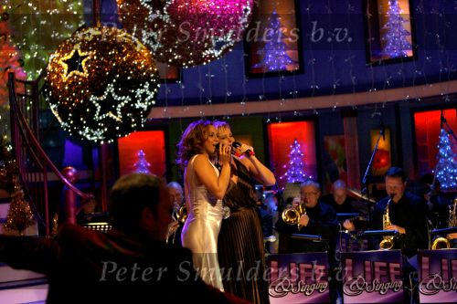 Hilversum 18 december 2006
Singing with the stars bij life & cooking .   Glennis Grace en Inge Ipenburg