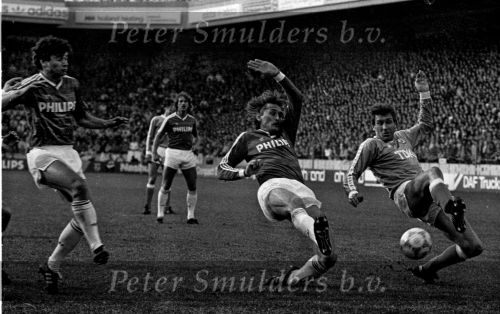 29 Maart 1987
Ivan Nielsen in duel met ronald Spelbos
PSV-AJAX, eindstand 1-0