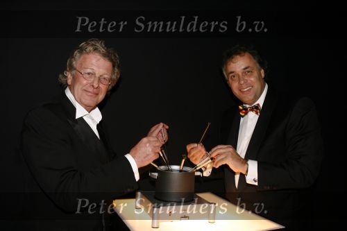 Amsterdam 7 december 2006
Miljonairfair in de rai in amsterdam.Jan des Bouvrie en Aad Ouborg met fonduepan