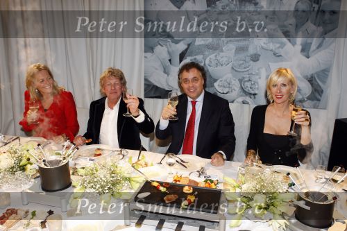 Naarden 18 december 2006
Princess kerstborrel in het arsenaal. Aad Ouborg met Dorien en Jan en Monique des Bouvrie
Peter Smulders bv