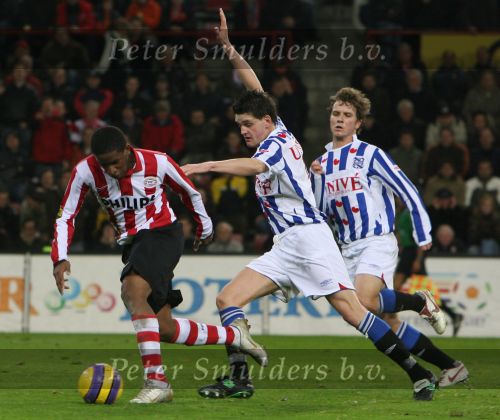 Eindhoven, 20 Januari 2007 Eerste wedstrijd na winterstop Kompetitiewedstrijd tussen PSV-SC Heerenveen, eindstand 3-1 Seizoen2006/2007
Jefferson Farfan is Michael dingsdag te snel af