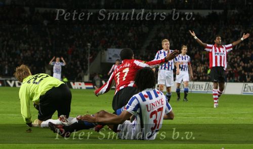Eindhoven, 20 Januari 2007 Eerste wedstrijd na winterstop Kompetitiewedstrijd tussen PSV-SC Heerenveen, eindstand 3-1 Seizoen2006/2007
Jefferson Farfan wordt onderuit gehaald en krijgt een penalty
CalvinJong-A-Pin krijgt rood