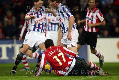 Eindhoven, 20 Januari 2007 Eerste wedstrijd na winterstop Kompetitiewedstrijd tussen PSV-SC Heerenveen, eindstand 3-1 Seizoen2006/2007
Jefferosn Farfan in duel met Michel Dingsdag en Michel Breuer