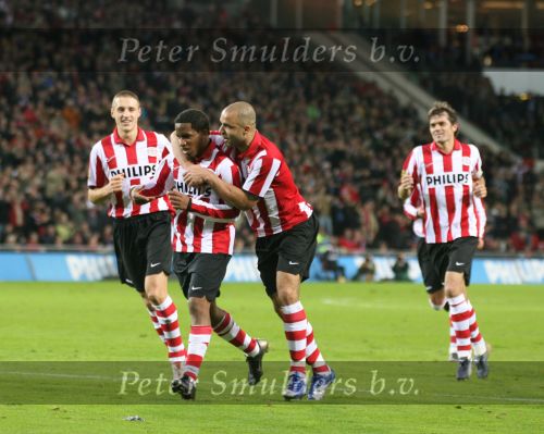 Eindhoven, 25 November 2006
PSV-FC Utrecht, eindstand 5-0 Kompetitie Seizoen 2006/2007
Jefferson Farfan wordt gefeliciteerd door Alex PSV
Foto Ronald Otter