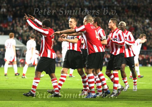 Eindhoven, 25 November 2006
PSV-FC Utrecht, eindstand 5-0 Kompetitie Seizoen 2006/2007
Jefferson Farfan wordt gehuldigd door Jimmy Simons, Alex PSV, Phillip Cocu, Ibrahim Afellay en Arouna Kone
Foto Ronald Otter