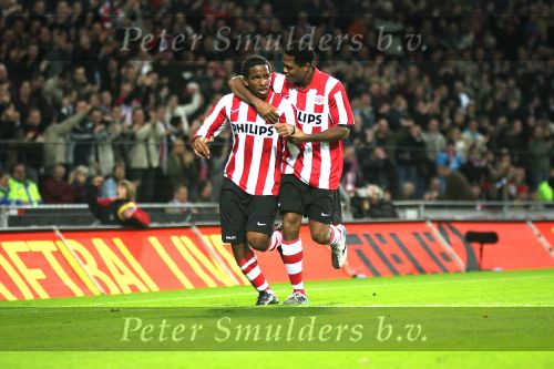 Eindhoven, 25 November 2006
PSV-FC Utrecht, eindstand 5-0 Kompetitie Seizoen 2006/2007
Jefferson Farfan wordt gefeliciteerd door Patrick Kluivert
Foto Ronald Otter