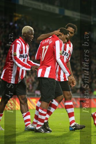 Eindhoven, 25 November 2006
PSV-FC Utrecht, eindstand 5-0 Kompetitie Seizoen 2006/2007
Jefferson Farfan wordt gefeliciteerd door Patrick Kluivert en Arouna Kone
Foto Ronald Otter