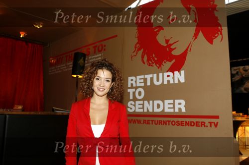 Amsterdam 11 december 2006
Katja Schuurman voor het goede doel: return to sender op de miljonairfair.