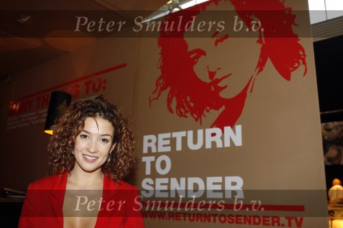 Amsterdam 11 december 2006
Katja Schuurman voor het goede doel: return to sender op de miljonairfair.
