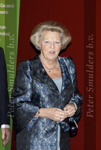 Amsterdam 13 december 2006
Prins Clausprijzen in het ij theater met Maxima Mabel Wisse Smit Prinses Laurentien Koningin Beatrix Prins Friso en Prins Constantijn.