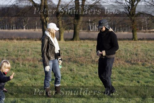 Hoge Veluwe 9 decedmber 2006
Dinand Woesthof zijn zwangere vriendin Lucy en zoontje Dean Maddy wandelen met de honden in park de hoge veluwe.
Peter Smulders bv