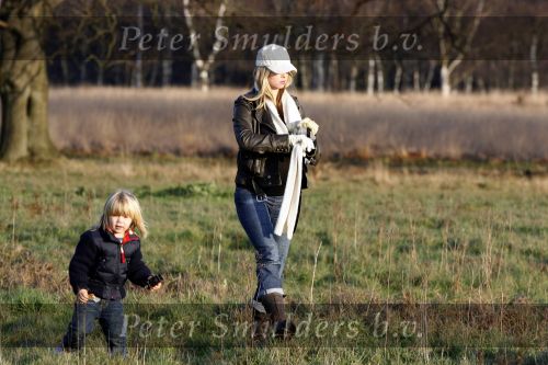 Hoge Veluwe 9 decedmber 2006
Dinand Woesthof zijn zwangere vriendin Lucy en zoontje Dean Maddy wandelen met de honden in park de hoge veluwe.