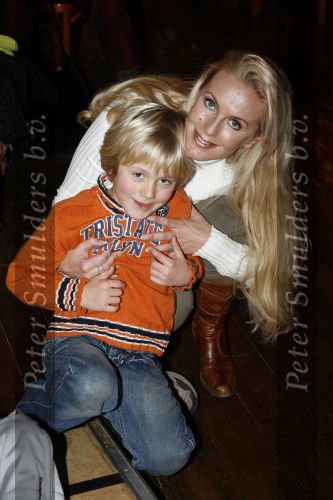 Amsterdam 28 december 2006
Premiere de reuzenkrokodil. Mandy Huydts met zoon Bram
