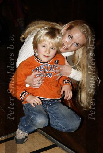 Amsterdam 28 december 2006
Premiere de reuzenkrokodil. Mandy Huydts met zoon Bram