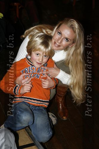 Amsterdam 28 december 2006
Premiere de reuzenkrokodil. Mandy Huydts met zoon Bram
