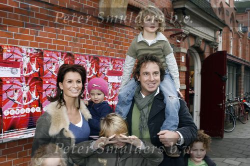Amsterdam 28 december 2006
Premiere de reuzenkrokodil. Marco Borsato met leontine en Luca Senna en Jada
