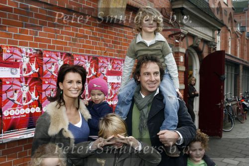 Amsterdam 28 december 2006
Premiere de reuzenkrokodil. Marco Borsato met leontine en Luca Senna en Jada