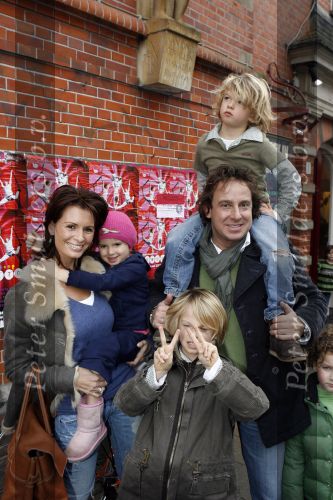 Amsterdam 28 december 2006
Premiere de reuzenkrokodil. Marco Borsato met leontine en Luca Senna en Jada