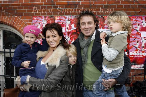 Amsterdam 28 december 2006
Premiere de reuzenkrokodil. Marco Borsato met leontine en Luca Senna en Jada
Peter Smulders bv