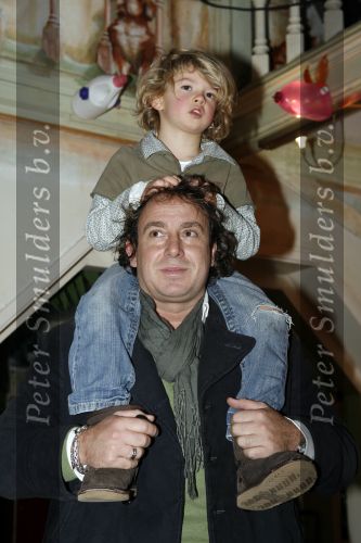 Amsterdam 28 december 2006
Premiere de reuzenkrokodil. Marco Borsato met Senna