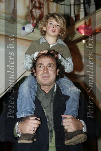 Amsterdam 28 december 2006
Premiere de reuzenkrokodil. Marco Borsato met Senna