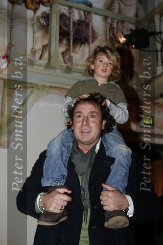 Amsterdam 28 december 2006
Premiere de reuzenkrokodil. Marco Borsato met Senna