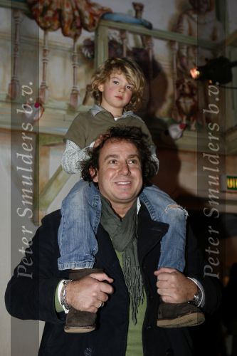 Amsterdam 28 december 2006
Premiere de reuzenkrokodil. Marco Borsato met Senna