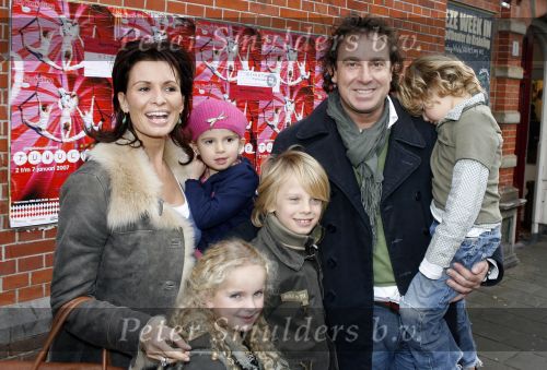 Amsterdam 28 december 2006
Premiere de reuzenkrokodil. Marco Borsato met leontine en Luca Senna en Jada