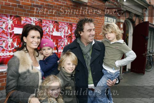 Amsterdam 28 december 2006
Premiere de reuzenkrokodil. Marco Borsato met leontine en Luca Senna en Jada