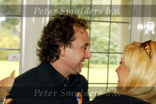 Blaricum 29 april 2004
Marco Borsato krijgt Koninklijke onderscheiding. Marco Met zijn moeder Mary