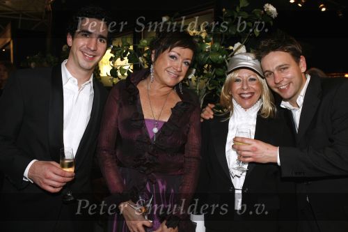 Amsterdam 7 december 2006
Miljonairfair in de rai in amsterdam.Bonnie st Claire Viola Holt en Daniel Duivestein en Matthijs Albers