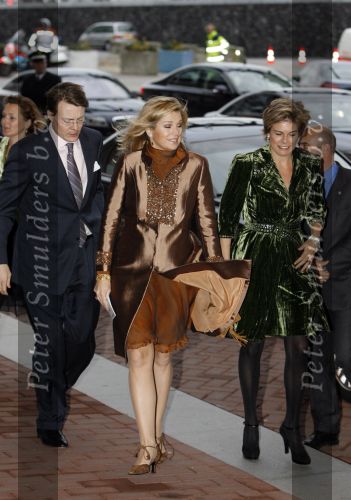 Amsterdam 13 december 2006
Prins Clausprijzen in het ij theater met Maxima Mabel Wisse Smit Prinses Laurentien Koningin Beatrix Prins Friso en Prins Constantijn.
