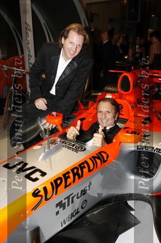 Amsterdam 7 december 2006
Miljonairfair in de rai in amsterdam. Michiel Mol  en Emerson Fitipaldi