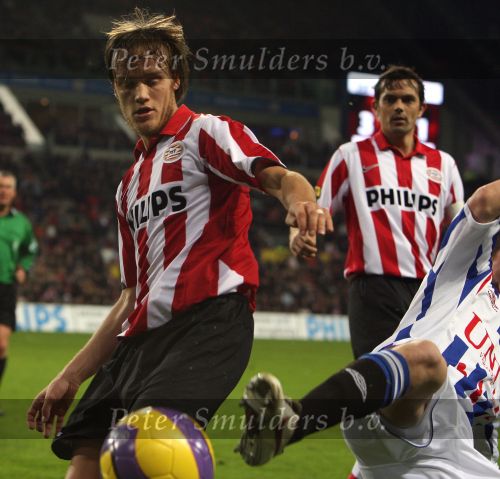 Eindhoven, 20 Januari 2007 Eerste wedstrijd na winterstop Kompetitiewedstrijd tussen PSV-SC Heerenveen, eindstand 3-1 Seizoen2006/2007
Mika Vayrynen in duel met Jakob Poulsen